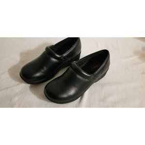 non skid clogs